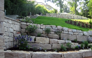 Gartengestaltung mit Naturstein Trockenmauer